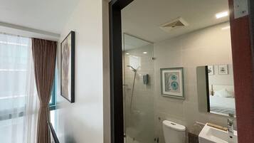 Shower, hair dryer, towels, shampoo