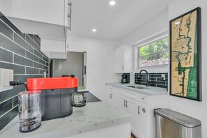 Kühlschrank, Mikrowelle, Ofen, Herdplatte