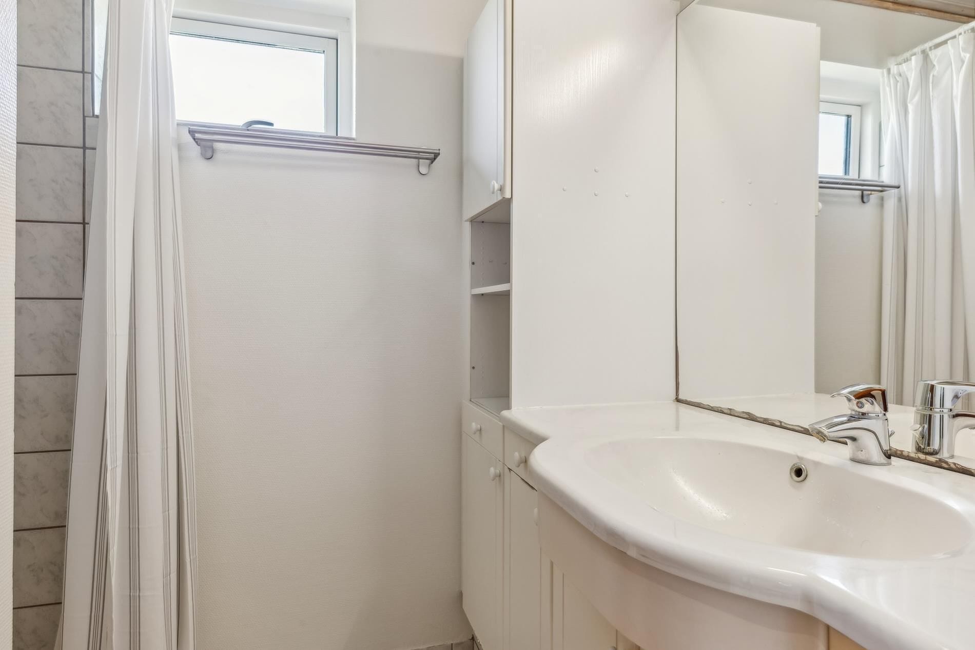 Casa básica | Baño | Regadera, toallas, jabón, shampoo 