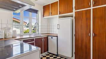 Basic House | Private kitchen | Fridge, microwave, oven, stovetop
