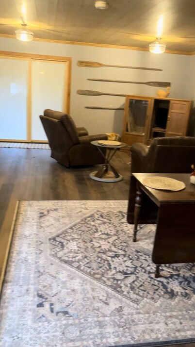 Cozy 2-bedroom waterfront cabin with AC and WiFi in pleasant Barryton