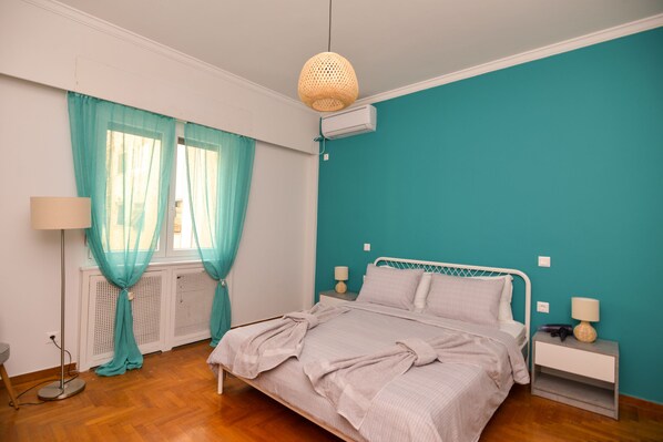 1 dormitorio, escritorio, tabla de planchar con plancha y wifi