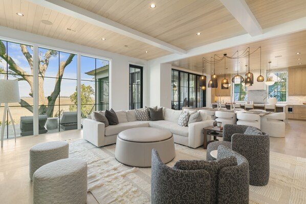 Televisor intel·ligent, llar de foc i oficines