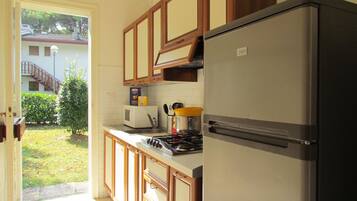 Frigorifero, microonde, piano cottura, pentole/stoviglie/utensili