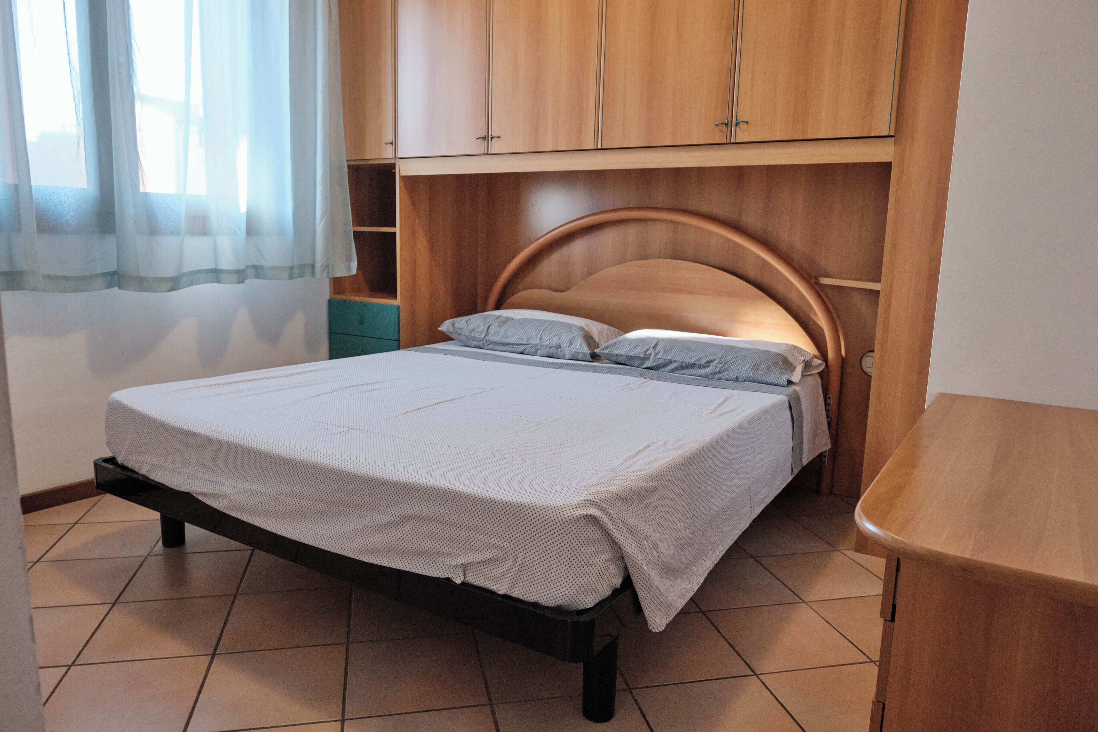 2 bedrooms, internet, bed sheets