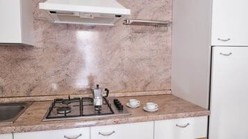 Jääkaappi, liesi, keittoastiat/astiat/ruokailuvälineet