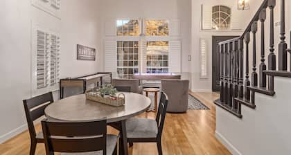 Updated & Spacious, Heated Pool, 5BR, 4 King Beds, Mt Views, Game Rm, Putting Gr