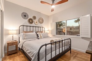 5 makuuhuonetta, työpöytä, silitysrauta/-lauta, vauvan matkasänky