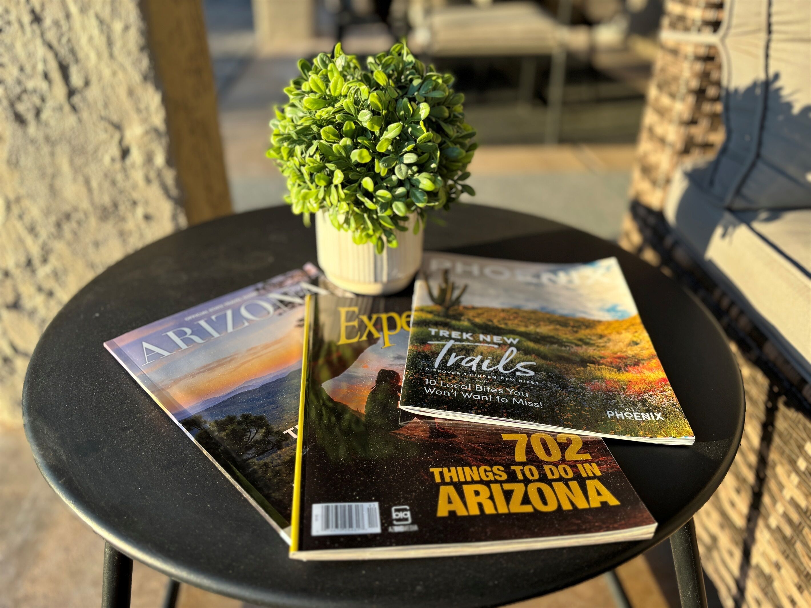 A table with a magazine titled 'EXP 702 THINGS TO DO IN ARIZONA' and another magazine titled 'ARIZONA'.