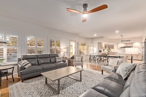 Älytelevisio, kirjoja, työhuone, tietokoneen näyttö