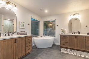 Dusj, hårføner, håndklær og såpe