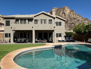 Utendørsbasseng og et oppvarmet basseng