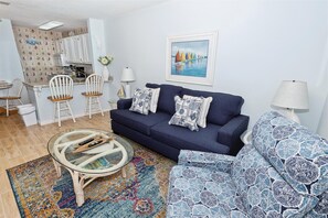 TV - 1 bedroom Studio Steps from the Pool (Destin)