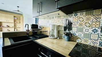 Réfrigérateur, micro-ondes, four, cafetiÚre/bouilloire