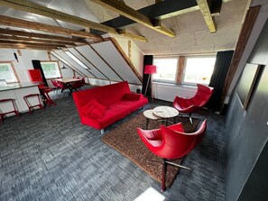 Apartemen Standar | Area keluarga | TV layar datar