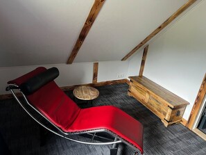 Apartamento estándar | Zona de estar | Una televisión de pantalla plana
