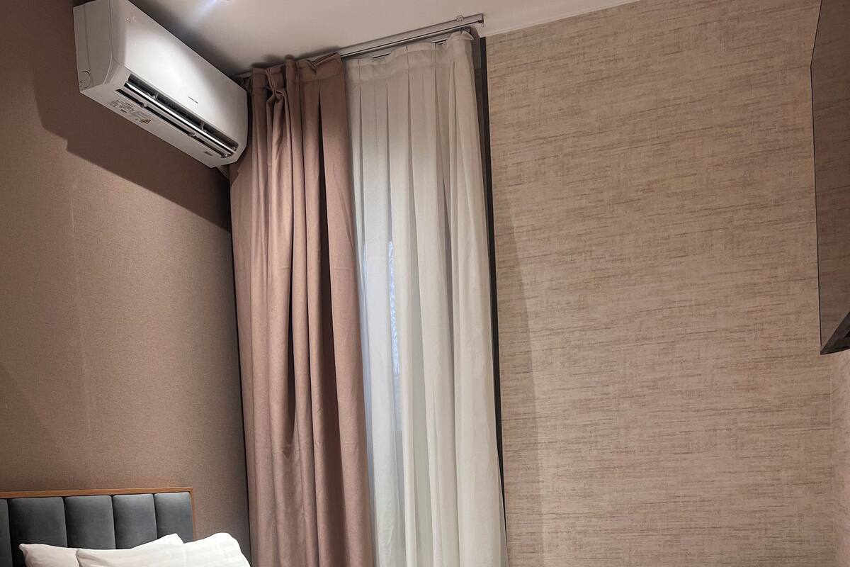 Habitación básica | Minibar, caja fuerte, cortinas opacas y sistema de insonorización