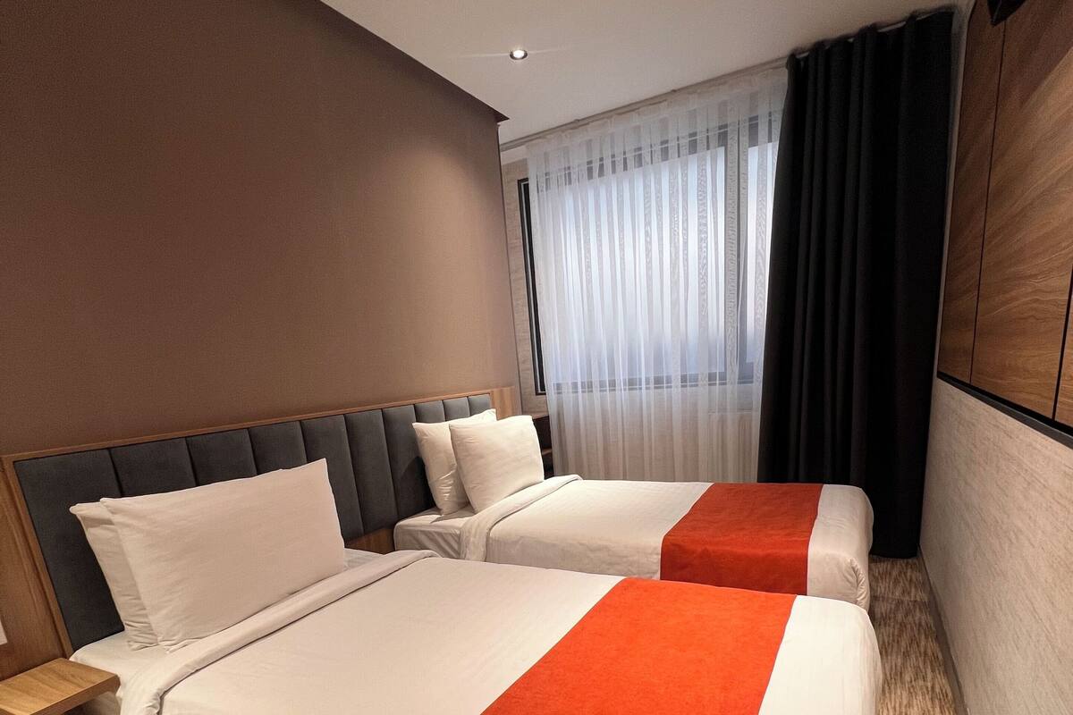 Habitación económica con 2 camas individuales | Minibar, caja fuerte, cortinas opacas y sistema de insonorización