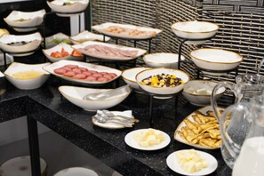 Ein reichhaltiges Buffet mit verschiedenen Speisen und Besteck.