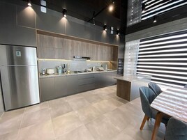 Luxus házikó, 4 hálószobával, nemdohányzó, kilátással az udvarra | Privát konyha | Elektromos vízforraló