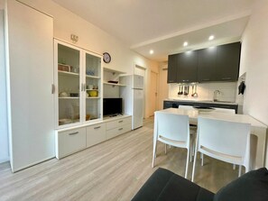Kylskåp, ugn, spishäll och grytor/köksredskap