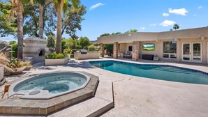 A swimming pool with a hot tub, surrounded by palm trees and a covered patio area. - 6BR Luxury Phoenix Home w Pool, Hot Tub, Games (Phoenix)
