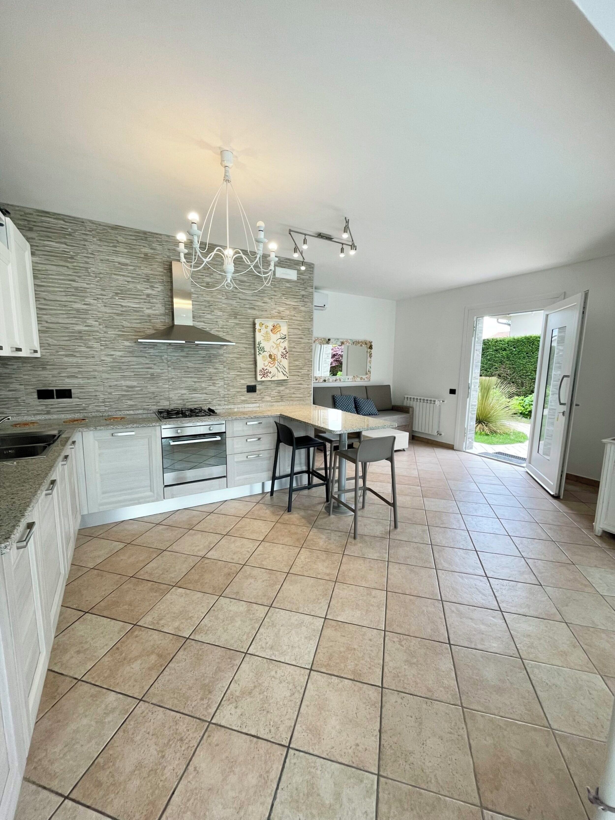 Frigorifero, forno, piano cottura, lavastoviglie