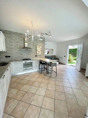 Kjøleskap, ovn, kokeplater og oppvaskmaskin