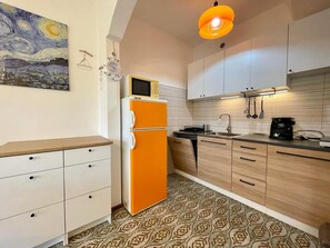Refrigerador, microondas, placa de cocina, cafetera/tetera