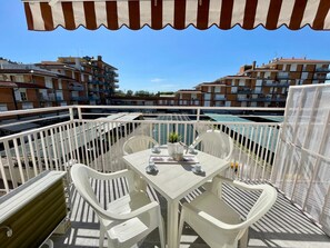 Outdoor dining - Apartment for five with balcony (Porto Santa Margherita)