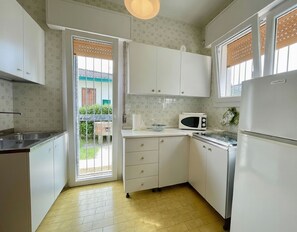 Fridge, microwave, stovetop, cookware/dishes/utensils