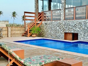 Una piscina al aire libre (de 09:00 a 19:00), tumbonas