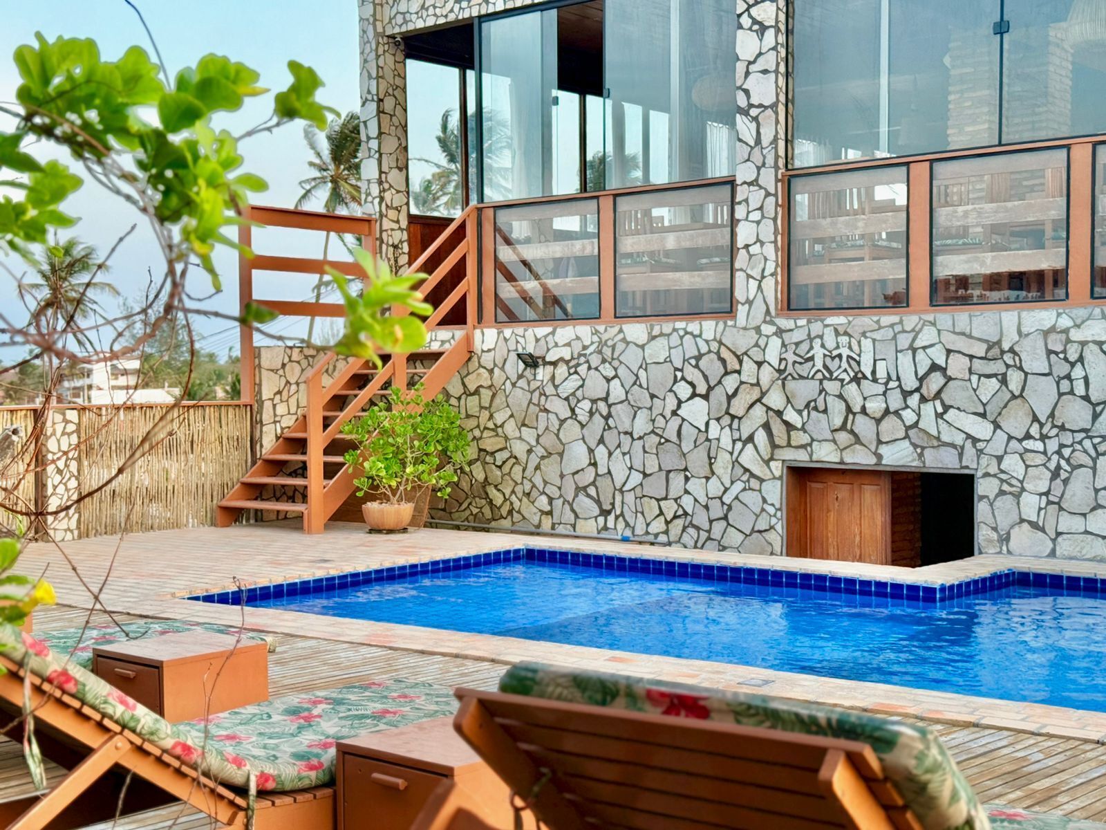 Ulkouima-allas avoinna 9.00–19.00, aurinkotuoleja