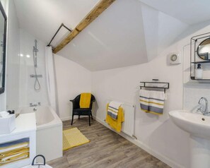 Hair dryer, towels, soap, toilet paper - Barncroft: Dogs welcome, dog care services offered (Cockermouth)