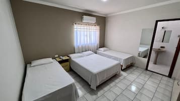 Quarto quádruplo luxo | Escrivaninha, Wi-Fi de cortesia