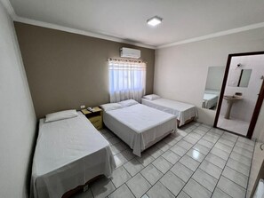 Habitación cuádruple Deluxe | Escritorio y wifi gratis