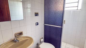 Habitació triple econòmica, diversos llits | Bany
