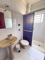 Economy Triple Room, Multiple Beds | Bathroom