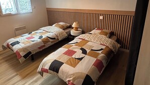 2 室のベッドルーム、アイロン / アイロン台、WiFi (無料)、ベッドシーツ