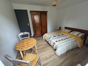 2 bedrooms, iron/ironing board, free WiFi, bed sheets
