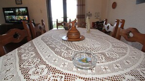 Ferienhaus, 2 Schlafzimmer, Balkon, Gartenblick | Esszimmer