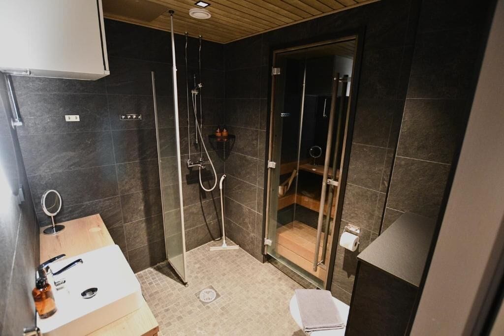 Perhehuoneisto, sauna, järvinäköala | Kylpyhuone