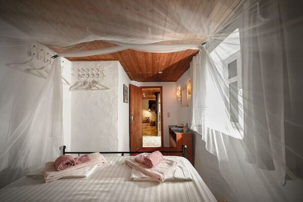 2 bedrooms, WiFi, bed sheets