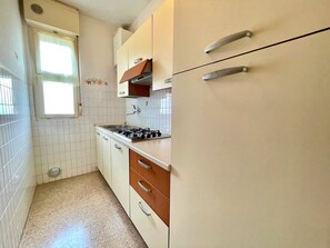 Refrigerador, microondas, placa de cocina, cafetera/tetera