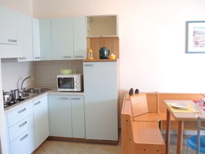 Kylskåp, mikrovågsugn, spishäll och kaffe- och tebryggare