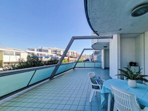 Outdoor dining - Bright flat next to the beach in Bibione (Bibione)