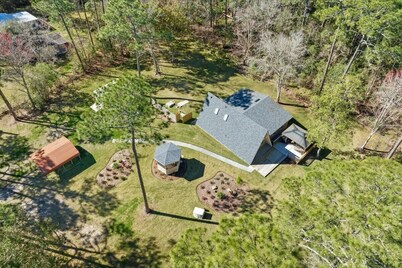 Family & Pet-Friendly Stay, Deck, Near the Beach