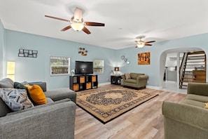 TV - Pet-Friendly Home|Screened Deck & Private Big Yard (St. Augustine)