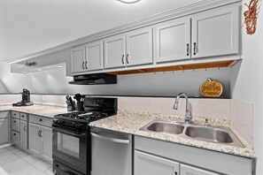 Fridge, microwave, oven, stovetop - Pet-Friendly Family Escape, Close to the Beach (St. Augustine)