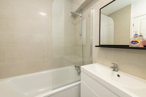 Apartamento | Baño | Ducha y bañera combinadas y bañera profunda